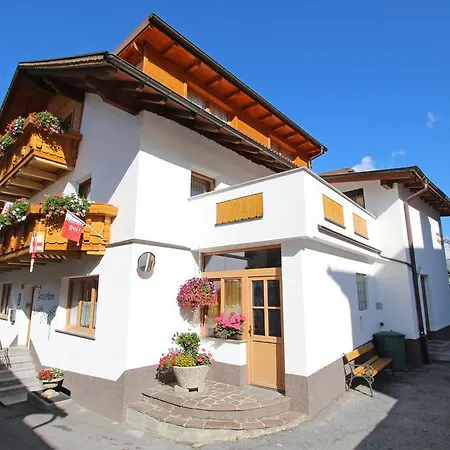 לינה וארוחת בוקר Gaesteheim Anni Winkler 3*
